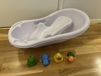 Badbalja med babyinsats och 4 badleksaker