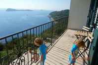Hus med fantastisk panoramavy Adriatiska havet