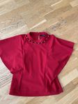 en festlig vinröd blus från Guess
