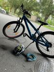 Grym och tuff cykel – hjälm & lås på köpet!