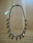Halsband med brun-orange pärlor