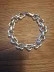 Ett äldre silverarmband med hjärt länkar  