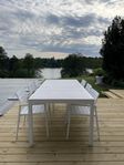 Vitt aluminium bord och stolar