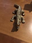 en metall krokodil 