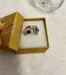 Diamantring i 18K guld i strl 19 med ädelstenar 