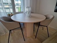 Matbord runt trä