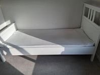 vit ramsäng från ikea med madrass