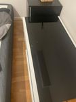 tv bänk eller soffbord med två svarta sängbord,med sminks