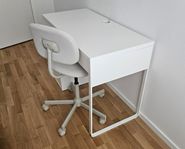 Skrivbord med snurrstol