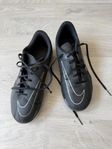 Nike fotbollsskor i storlek 36 i fint skick.