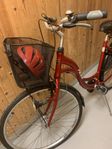 Röd PEAK cykel med 3 växlar + korg – Nästan ny!