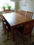 Matgrupp i ek, bord + 8 stolar