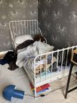 barnsäng bortskänkes-inkl madrass