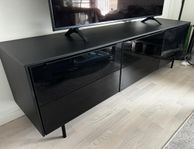 RANNÄS Tv-bänk med dörrar, svart glas