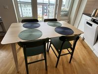 Köksbord och fyra stolar. 1 år gamla. Nyskick