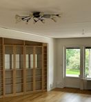 en stor elegant taklampa med 12 lampor, ca 90 cm