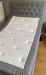 Ställbar säng med knappgavel, 120cm