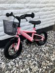 En fin liten cykel för en liten tjej