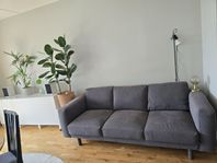 Fin grå soffa. 