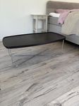 soffbord svart med underrede i metall