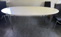 Matsalsbord och stolar