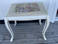 pall pianopall rokoko broderad sits
