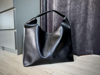 Trekantig toteväska i skinn, NA-kd