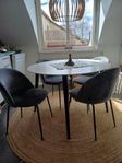 köksmöblemang, bord och stolar från Mio
