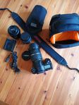 Pentax K-5 med objektiv och väska.