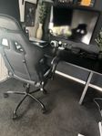 Skrivbord och gamingstol
