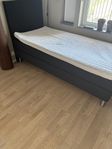 Säng 90x200 plus bäddmadrass/ sänggavel