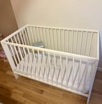 Spjälsäng från IKEA i utmärkt skick inkl allt