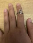 Katt ring både som accessoar och som ring när man virkar