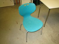 8 stycken stolar i plast med metallben
