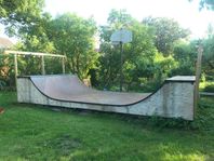 Skateboard ramp
