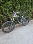 Giant Glory 2011 - Downhillcykel + skyddspaket