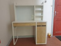 Skrivbord Micke med tillhörande hylla