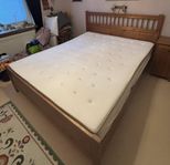 Säng med ett sängbord, IKEA Hemnes.
