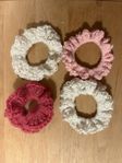 Scrunchies, en i reflexgarn