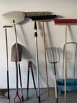Olika trädgårdsprylar, kvast, spridare, sax, grep mm