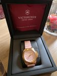 Victorinox I.N.O.X. V damklocka – roséguld & rosa, som ny