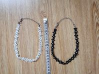 Två halsband