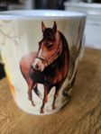 En mugg med hästmotiv