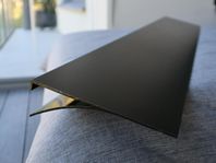 Svart hylla i modern design