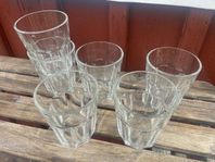 Oanvända dricksglas i klassisk stil 