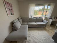 Ljusgrå soffa 