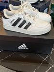 Adidas Breaknet K-lågskor med svarta ränder
