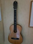 två akustiska gitarrer