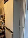 bokhylla och tvättmaskinskåp
