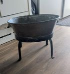 Kopparkärl på ben